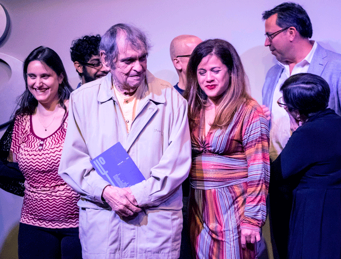 Presentan libro de ganadores de concurso en honor al poeta Rafael Cadenas. Foto: AFP