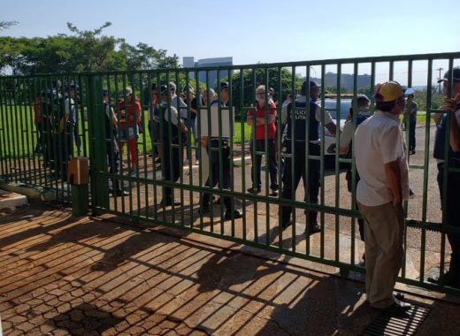 "Funcionarios comunicaron que reconocen al presidente Juan Guaidó por lo que decidieron entregar voluntariamente la embajada en Brasil", publicó en un comunicado María Teresa Belandria