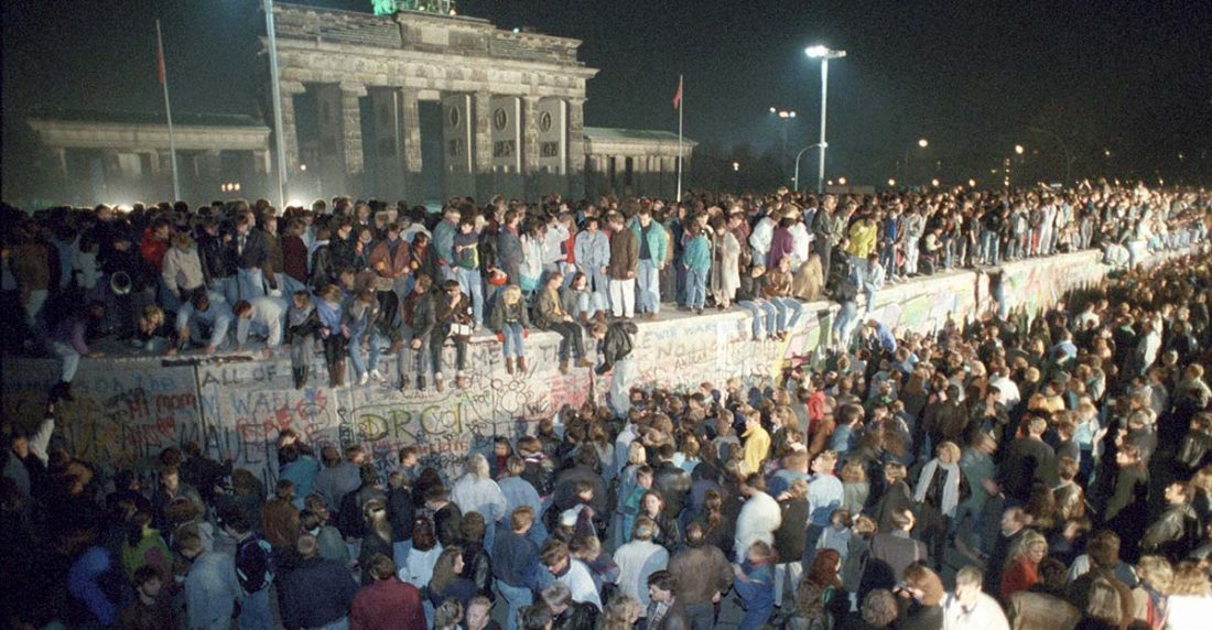 El 10 de noviembre, tras el inicio del colapso del Muro de Berlín la noche del 9 de noviembre de 1989, Salcedo decidió llevar a Stefan al otro lado del muro