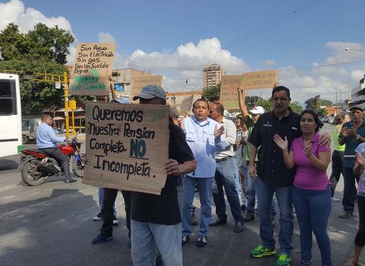 Varios sectores se congregaron a protestar para exigir a las autoridades municipales y regionales que se ocupen de resolver el problema de las aguas negras
