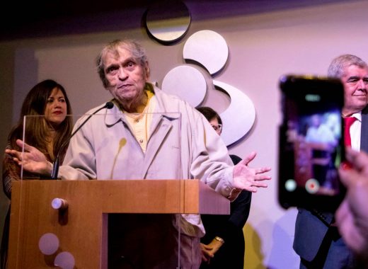 Presentan libro de ganadores de concurso en honor al poeta Rafael Cadenas. Foto: María Gabriela Angarita / AFP