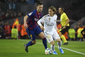 Rakitic y Modric tras la pelota en el Barcelona vs Real Madrid