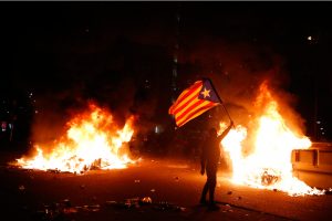 Barcelona estalla en protestas durante el Clásico en el Camp Nou