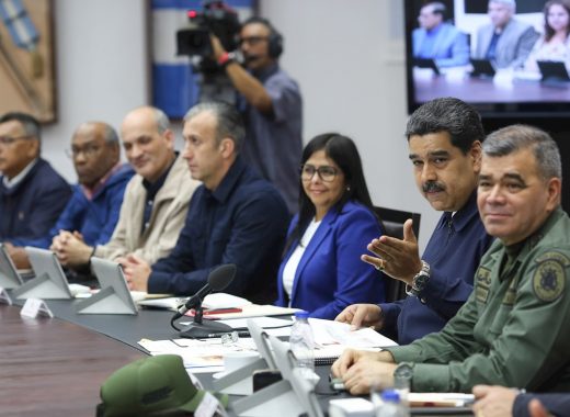 Fotografía cedida por el Palacio de Miraflores donde se observa al presidente venezolano Nicolás Maduro (2-d) en un Consejo de Ministros