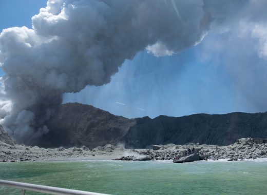 Nueva Zelanda sufre erupción de volcán que dejó 16 muertos