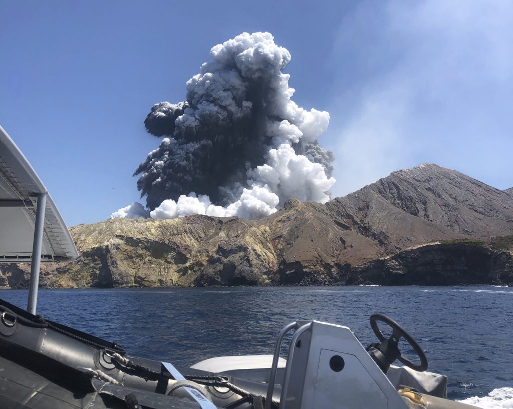 Nueva Zelanda sufre erupción de volcán que dejó 16 muertos