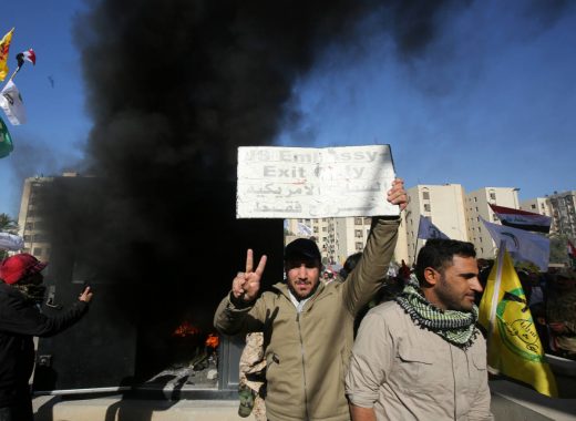 Manifestantes ingresan a embajada de EEUU en Bagdad. AFP