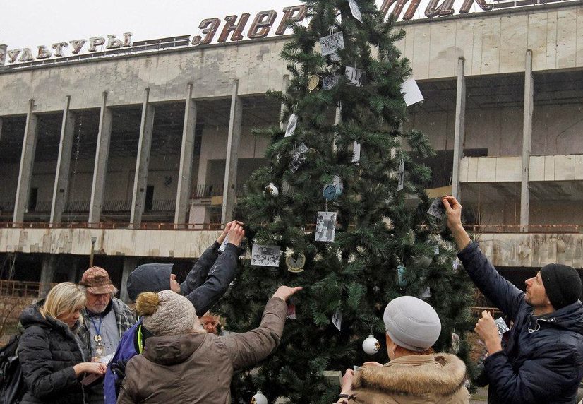 Antiguos residentes de Prípiat viajaron a la ciudad para poner un árbol por primera vez desde el desastre nuclear de Chernóbil en 1986
