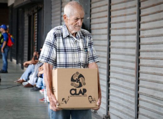 Anciano lleva la caja clap