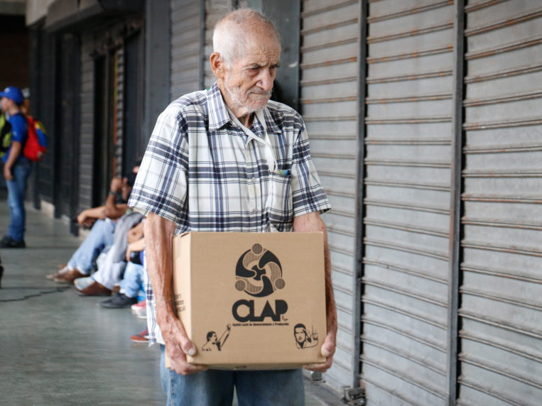 Anciano lleva la caja clap