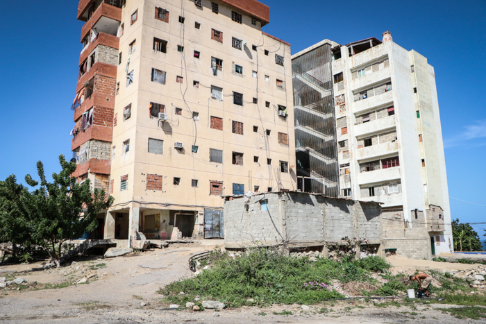 Un edificio derruido en Los Corales