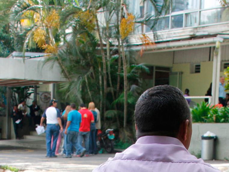 Personas frente a la Morgue de Bello Monte en Caracas. Venezuela sigue siendo uno de los países más violentos del mundo
