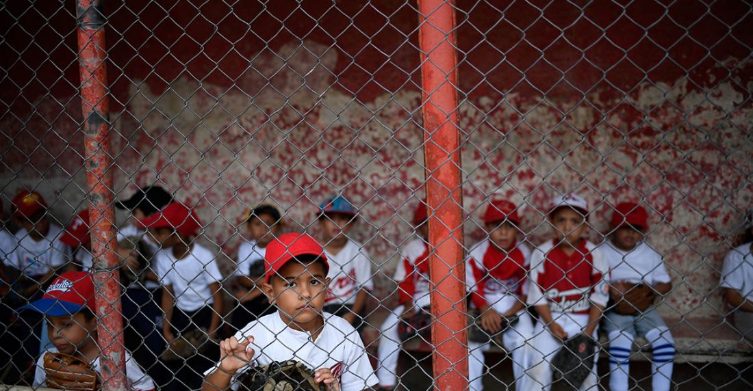 Cuna de beisbolistas venezolanos lucha por sobrevivir