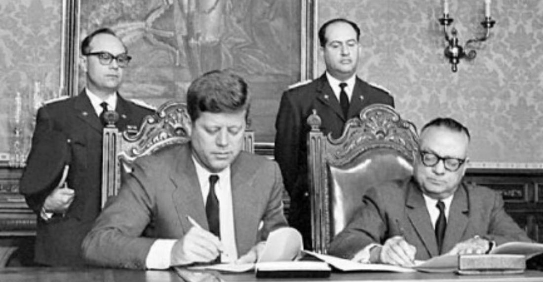 Rómulo Betancourt y John F. Kenney. Archivo