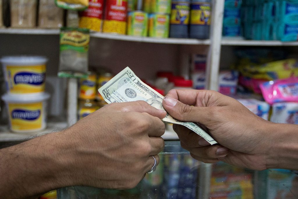 ¿Quién está pagando el ajuste económico de Maduro?