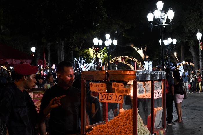 Luces navideñas en Caracas. AFP