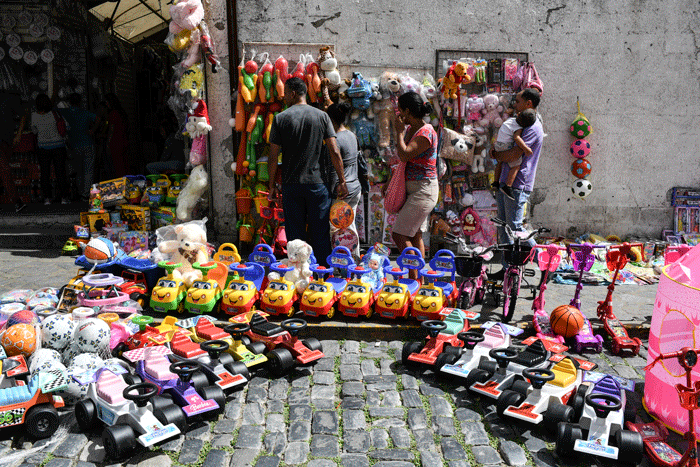 Mercado navideño en el oeste de Caracas. AFP