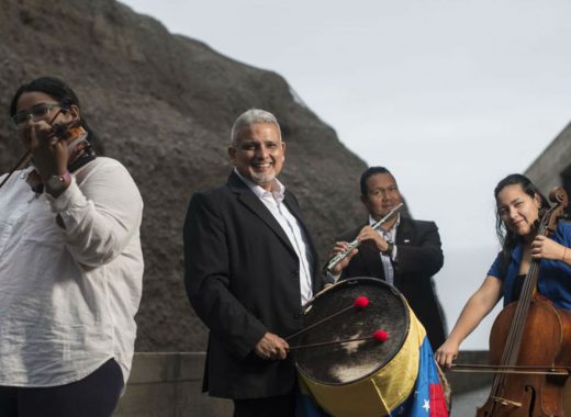 Son músicos, atienden mesas o taxean: conoce a la orquesta de migrantes venezolanos en el Perú.