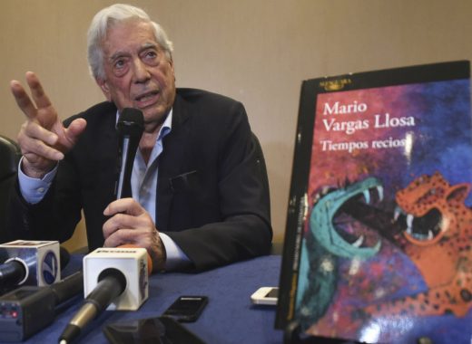 Mario Vargas Llosa presenta su novela "Tiempos recios". AFP