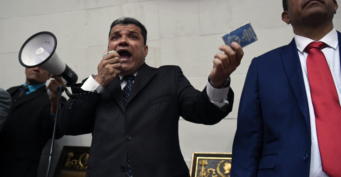 Diputados CLAP asoman posibilidad de privatizar campos petroleros