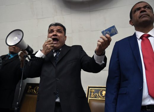 Diputados CLAP asoman posibilidad de privatizar campos petroleros