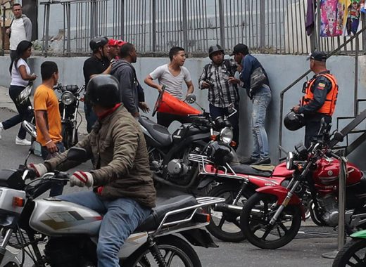 Paramilitares chavistas impiden a diputados llegar a la AN