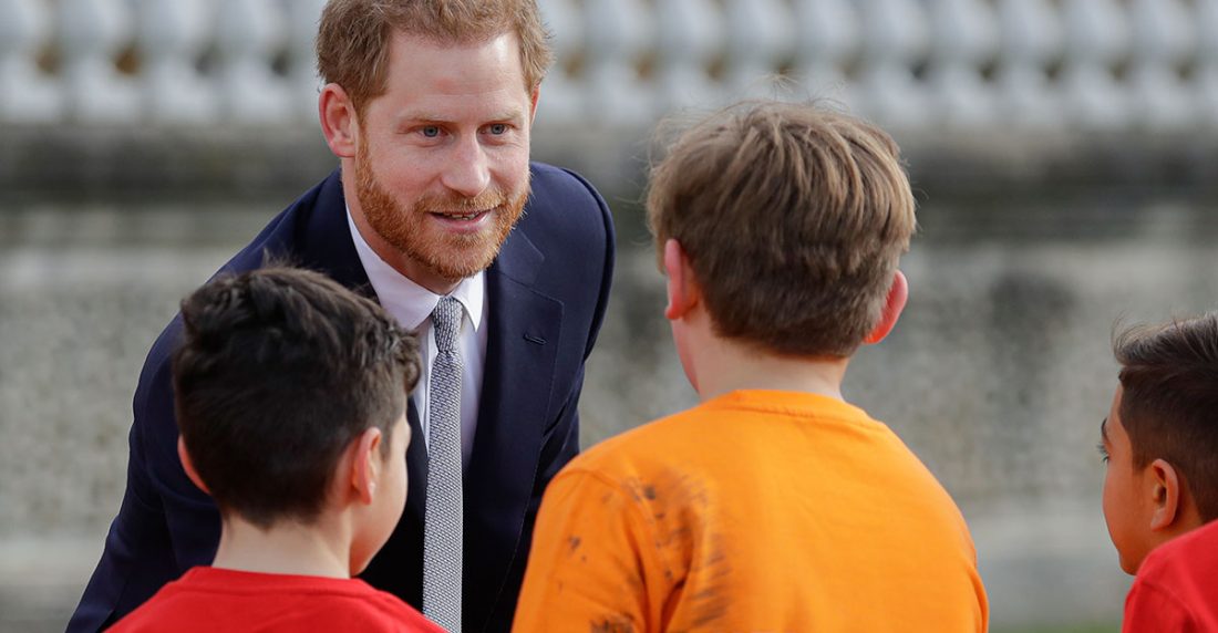 El príncipe Enrique saluda a alumnos de escuelas en los jardines del Palacio de Buckingham, Londres, jueves 16 de enero de 2020.
