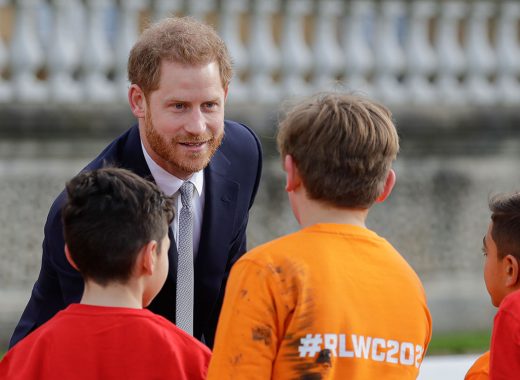 El príncipe Enrique saluda a alumnos de escuelas en los jardines del Palacio de Buckingham, Londres, jueves 16 de enero de 2020.