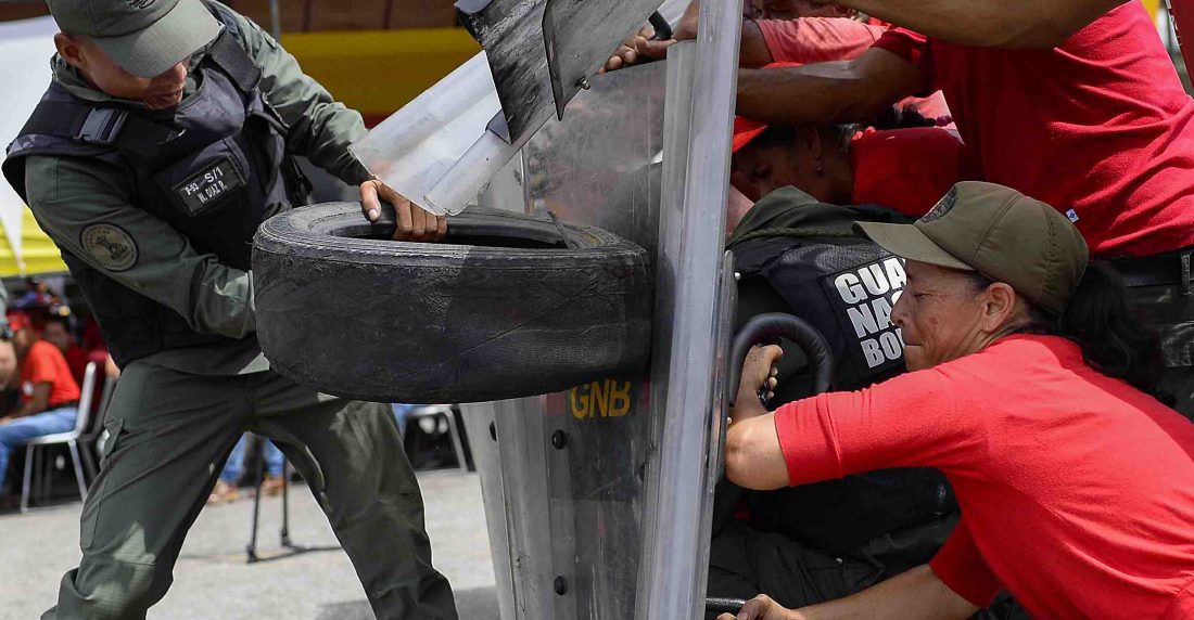 Miembros de la milicia se entrenan durante unos ejercicios militares