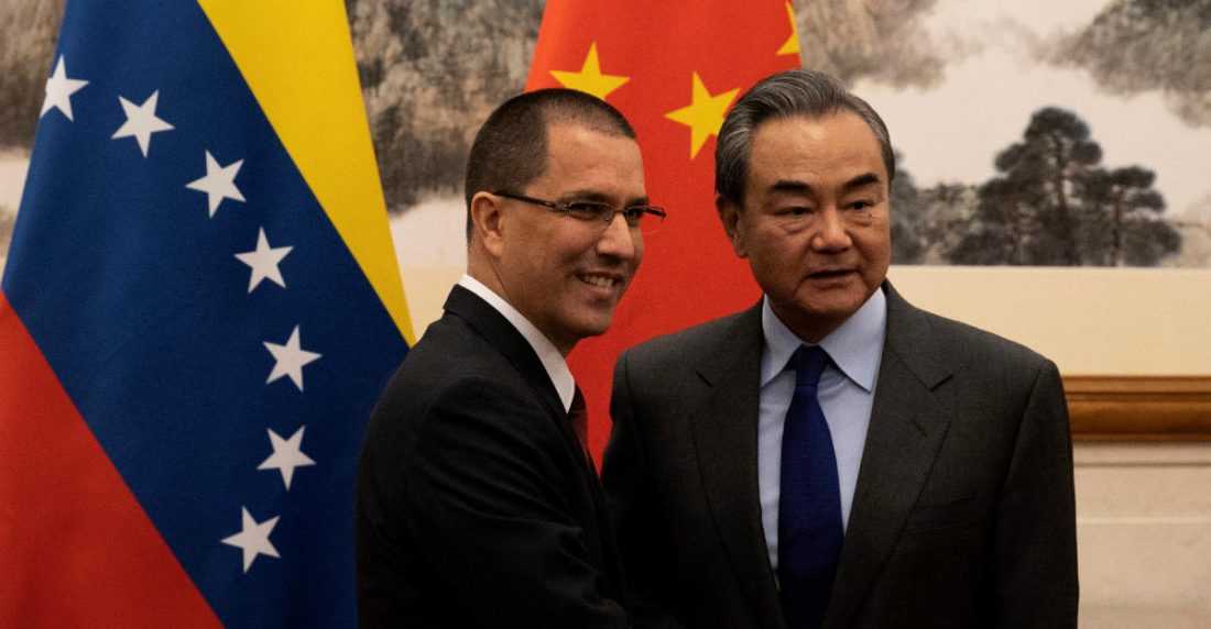 Jorge Arreaza y el canciller chino. EFE