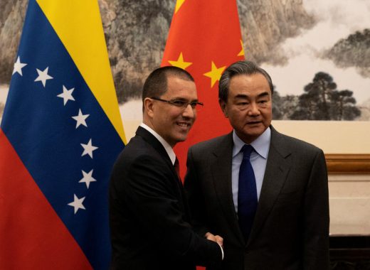 Jorge Arreaza y el canciller chino. EFE