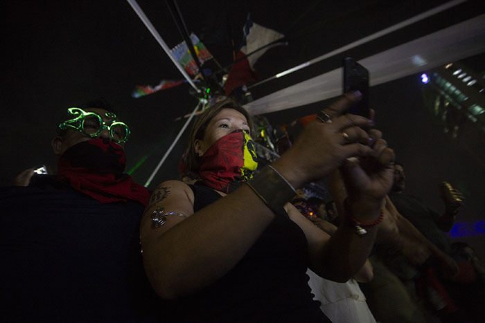 Luces, humo y lacrimógenas abren la nueva década