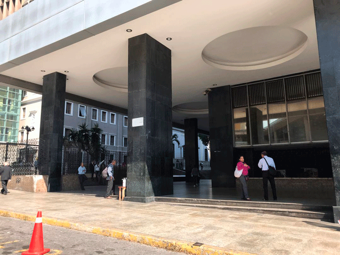 Edificio administrativo AN. Foto: Daniel Hernández / El Estímulo
