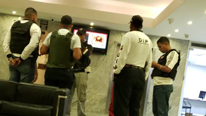 Cuerpos de seguridad acosan a diputados