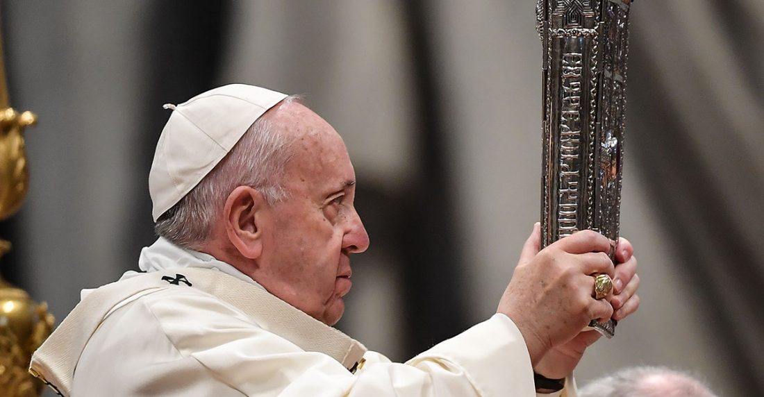 Papa se disculpa de "perder la paciencia" con fiel insistente