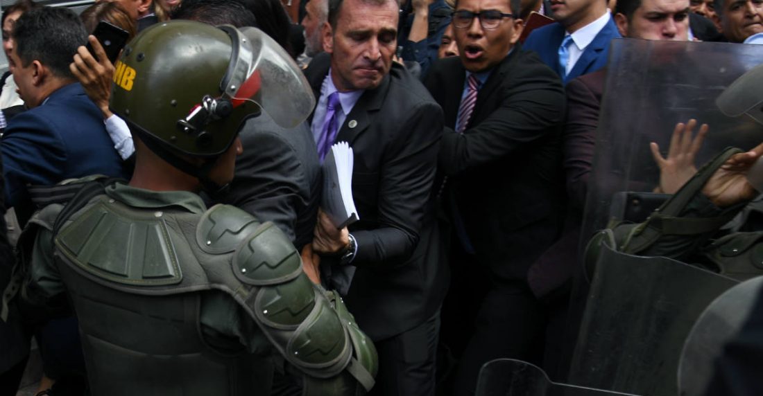 GN impide ingreso de oposición a AN. AFP