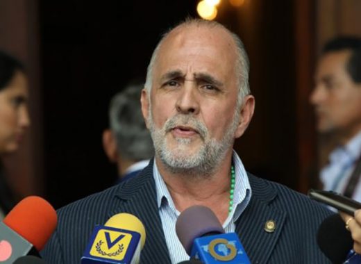 Denuncia desaparición de diputado Ismael León