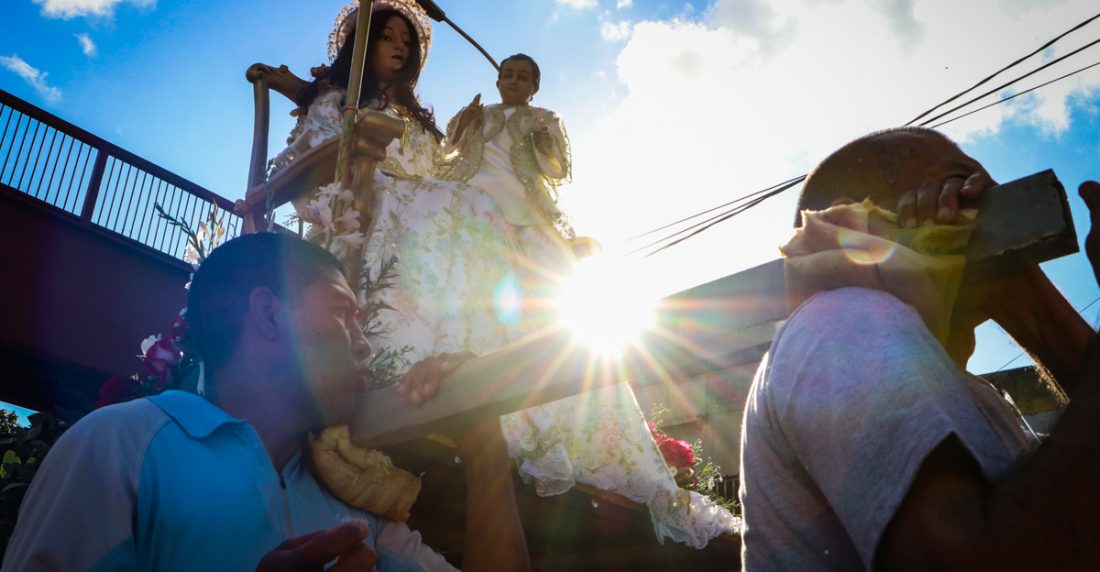 La Divina Pastora fue alzada por feligreses que la pasearon por las calles de Caracas