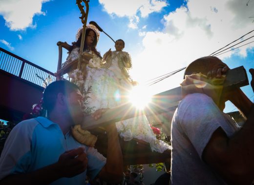La Divina Pastora fue alzada por feligreses que la pasearon por las calles de Caracas