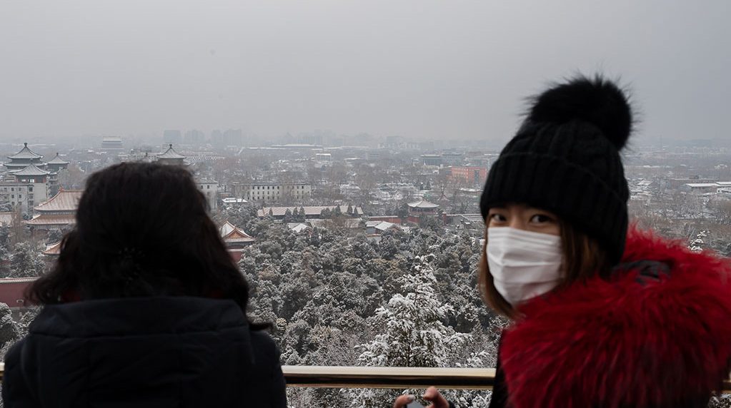 Coronavirus deja más de 300 muertos, el primero fuera de China