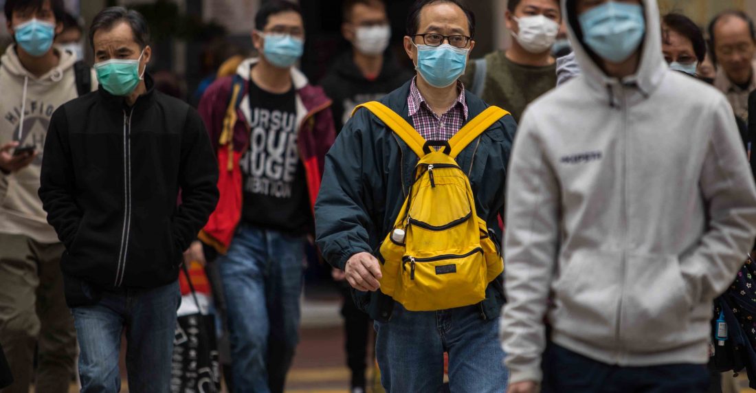 En Hong Kong las personas usan mascarillas contra el coronavirus de Wuhan