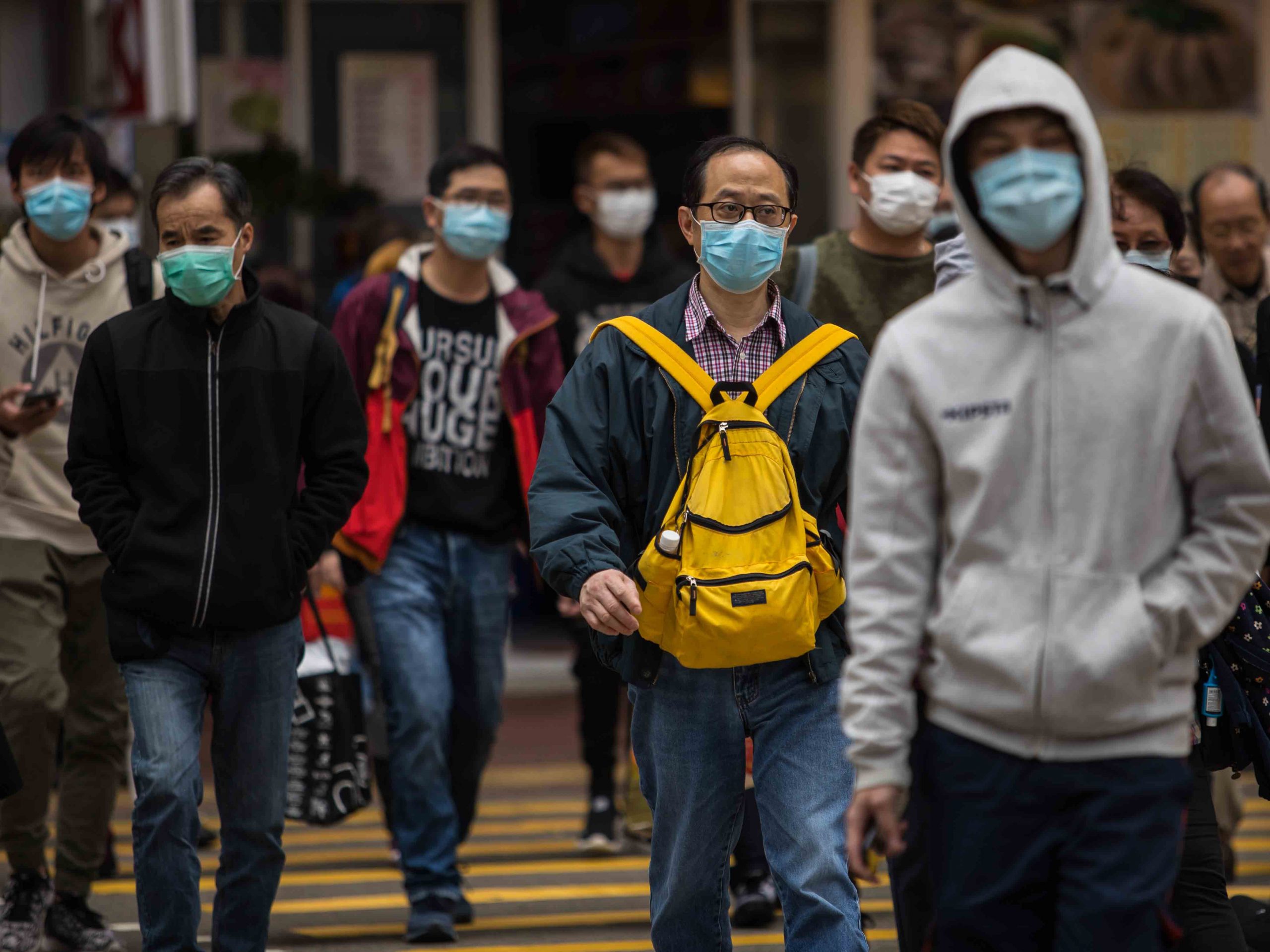 En Hong Kong las personas usan mascarillas contra el coronavirus de Wuhan