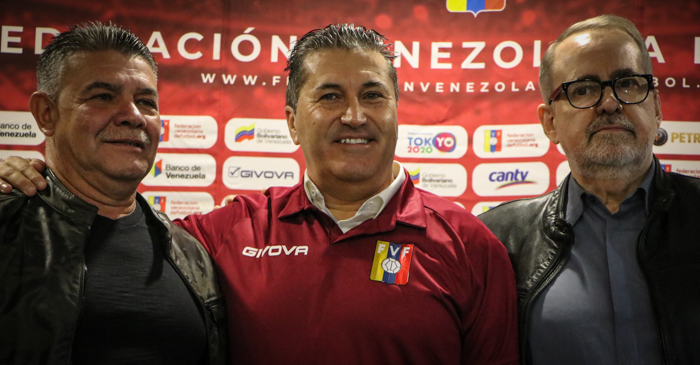 Peseiro posó junto a los directivos de la FVF