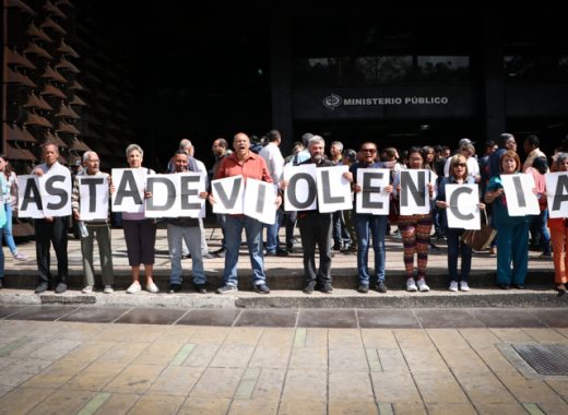 Periodistas protestan por agresiones del chavismo a la prensa