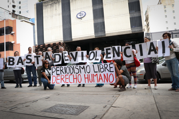 Gremios protestan por agresiones del chavismo a la prensa