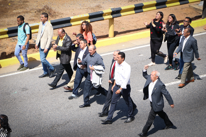 Los diputados se dirigieron al aeropuerto para recibir a Juan Guaidó tras su gira internacional