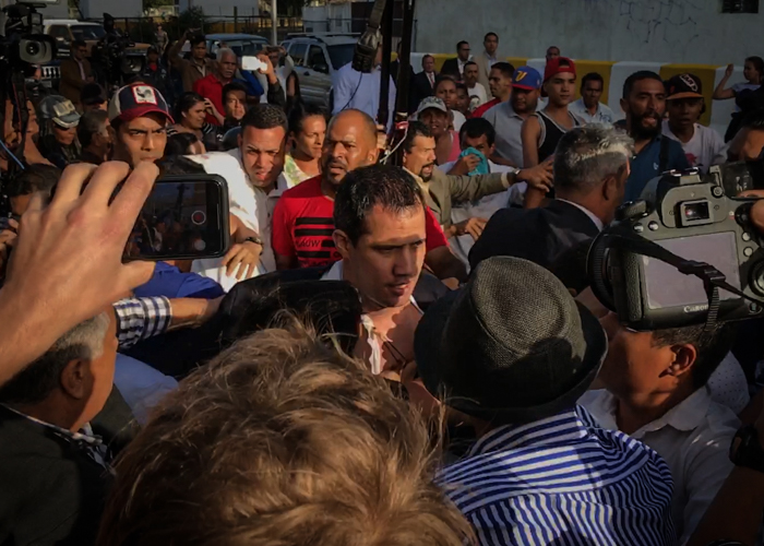 Guaidó fue agredido por adeptos al oficialismo