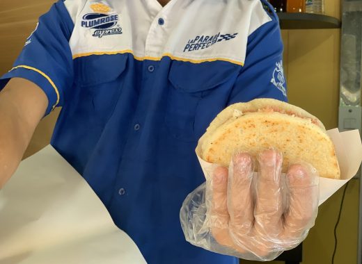 arepa con diablito en carro de perro caliente