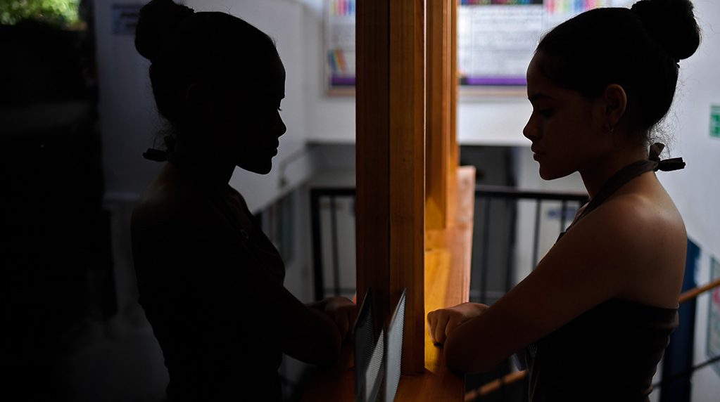 Sin dinero para motel o condones: crisis restringe sexualidad de jóvenes
