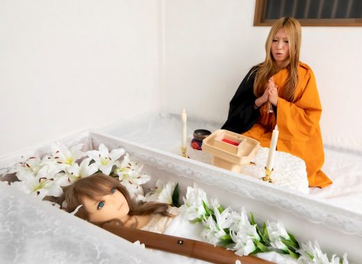 Las muñecas sexuales también tienen su velorio...